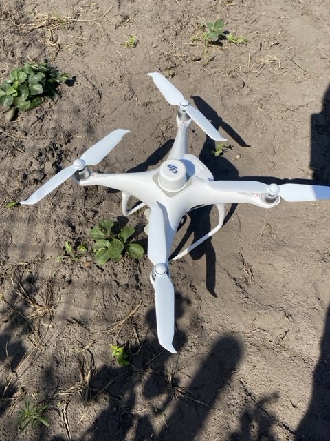 Dron DJI Phantom 4 RTK na ziemi przed startem